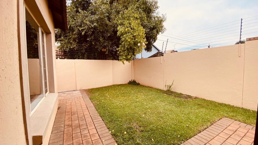 2 Bedroom Property for Sale in Rooihuiskraal North Gauteng