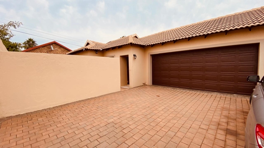 2 Bedroom Property for Sale in Rooihuiskraal North Gauteng