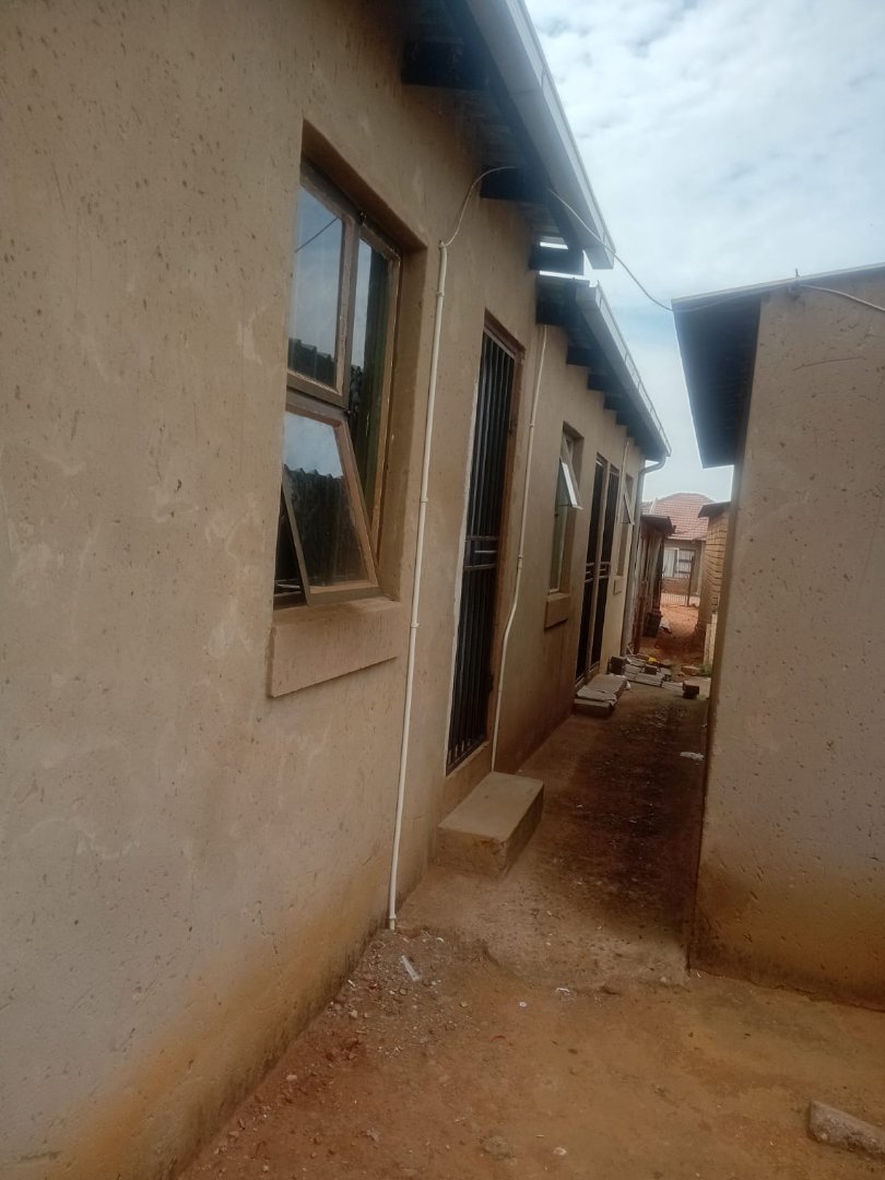 2 Bedroom Property for Sale in Thinasonke Gauteng