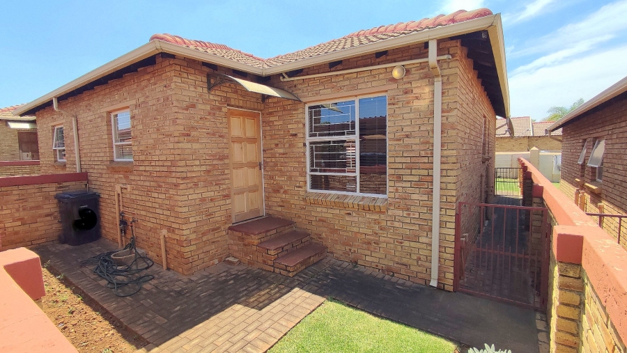 2 Bedroom Property for Sale in Heuwelsig Estate Gauteng