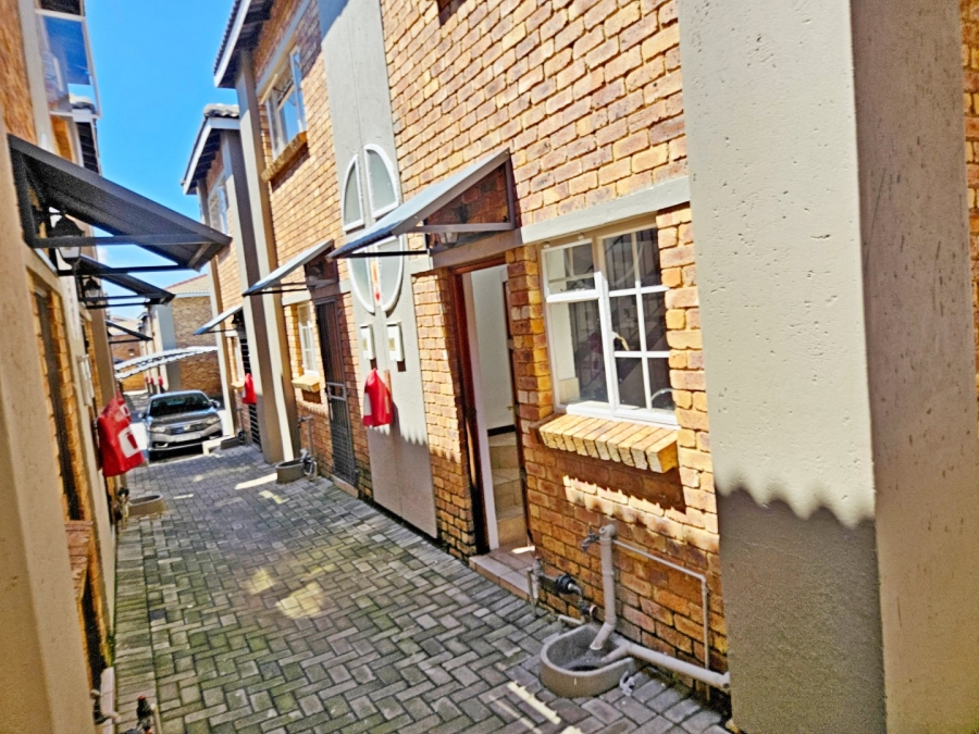2 Bedroom Property for Sale in Birchleigh Gauteng