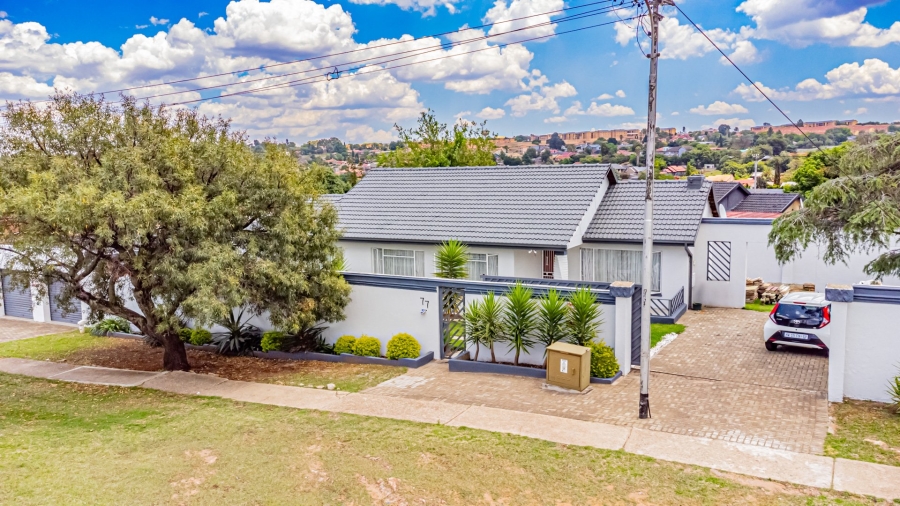  Bedroom Property for Sale in Lindhaven Gauteng