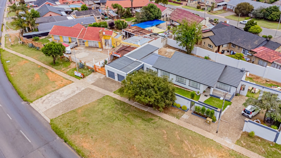  Bedroom Property for Sale in Lindhaven Gauteng