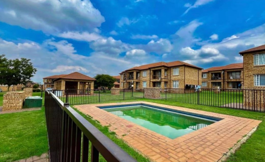To Let 2 Bedroom Property for Rent in Noordwyk Gauteng