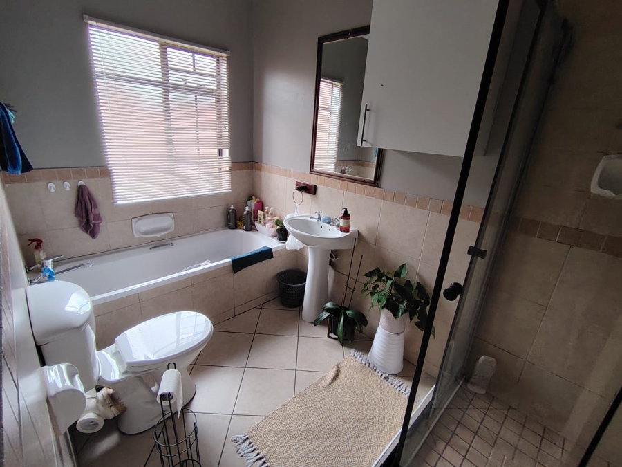 3 Bedroom Property for Sale in Monavoni Gauteng