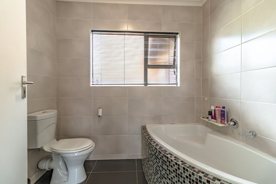 5 Bedroom Property for Sale in Eden Glen Gauteng