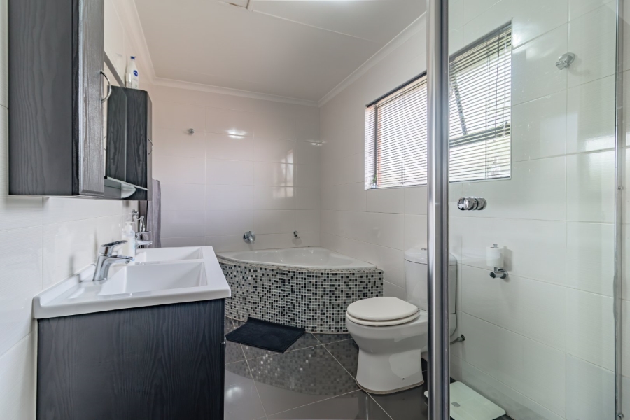 5 Bedroom Property for Sale in Eden Glen Gauteng