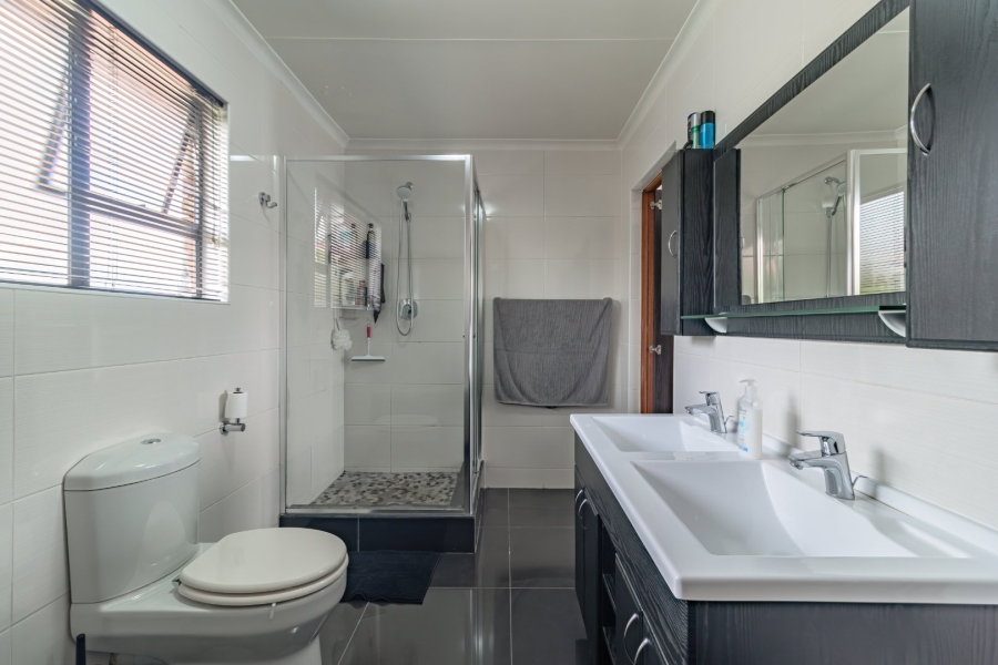 5 Bedroom Property for Sale in Eden Glen Gauteng