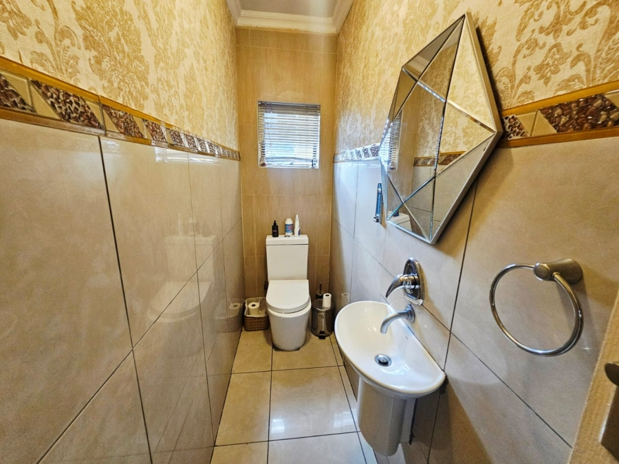 To Let 6 Bedroom Property for Rent in Monavoni Gauteng