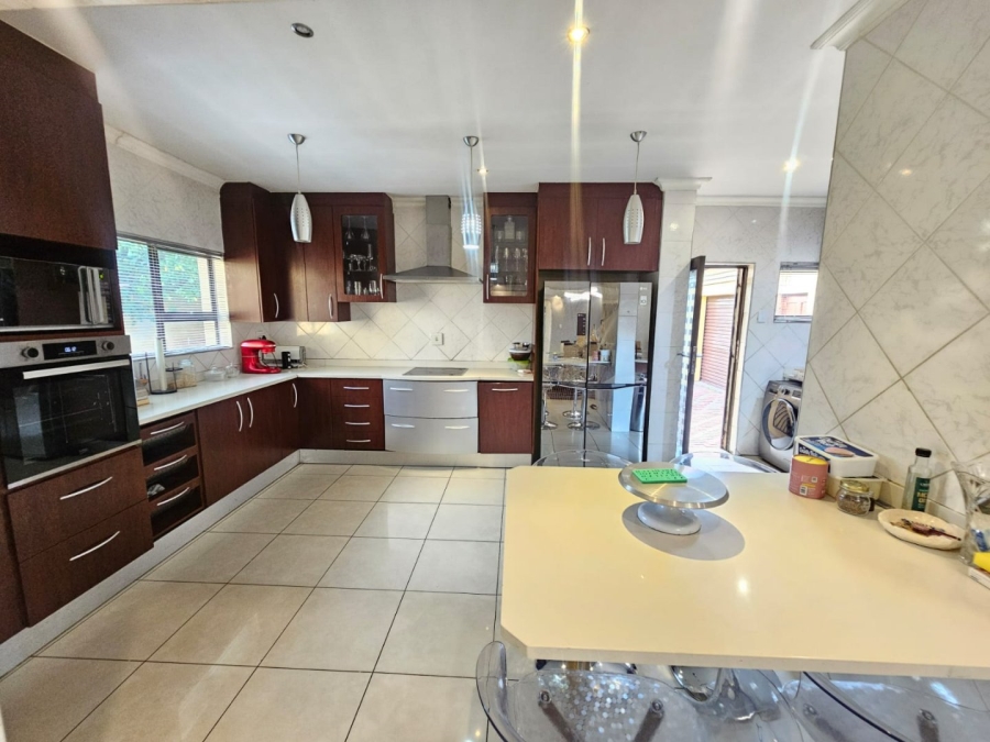 To Let 6 Bedroom Property for Rent in Monavoni Gauteng