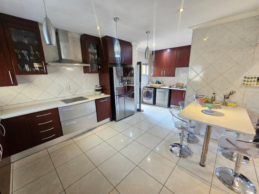 To Let 6 Bedroom Property for Rent in Monavoni Gauteng