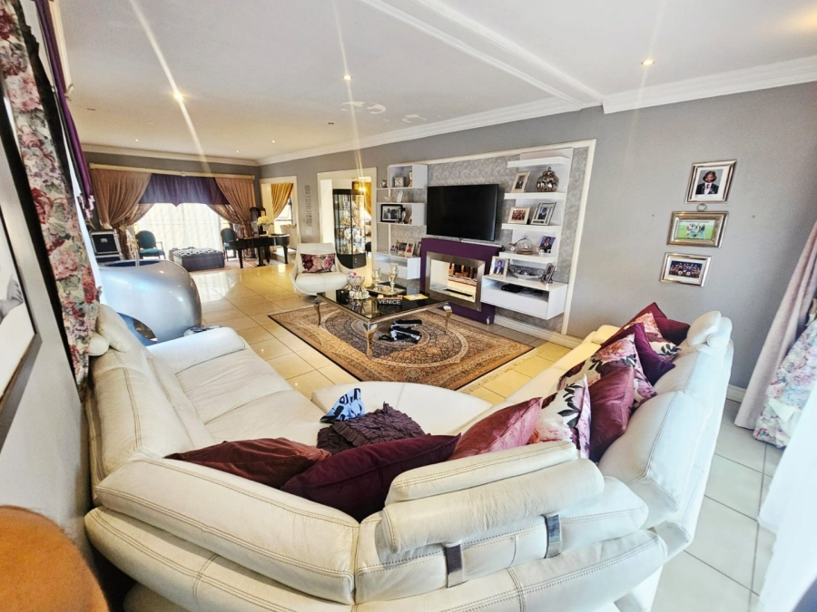 To Let 6 Bedroom Property for Rent in Monavoni Gauteng