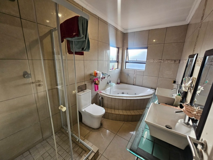 To Let 6 Bedroom Property for Rent in Monavoni Gauteng