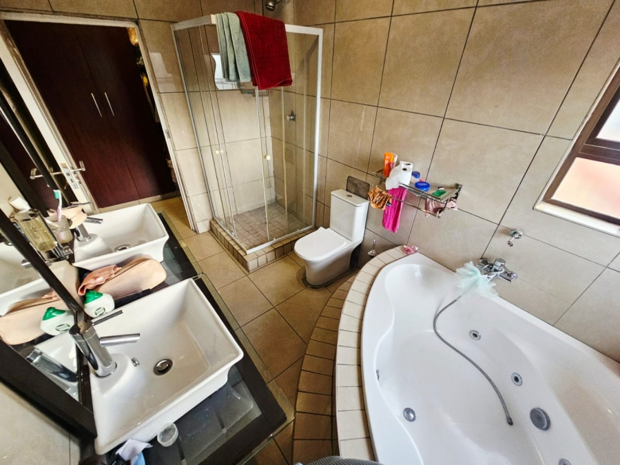 To Let 6 Bedroom Property for Rent in Monavoni Gauteng