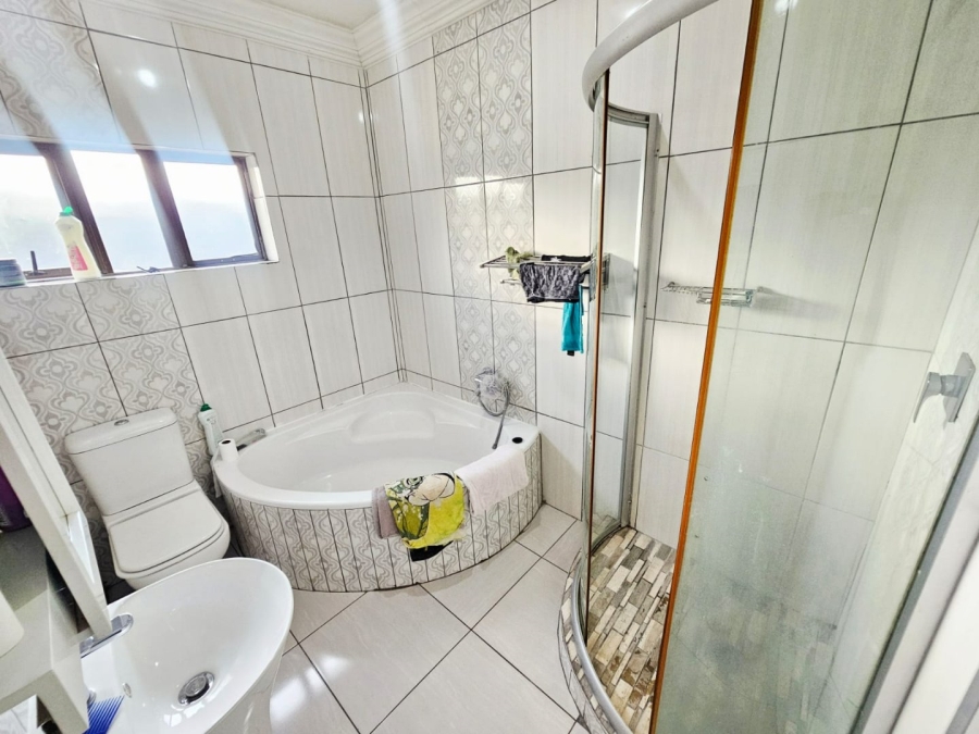 To Let 6 Bedroom Property for Rent in Monavoni Gauteng