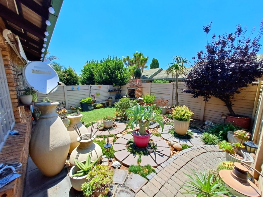 2 Bedroom Property for Sale in Pierre Van Ryneveld Gauteng