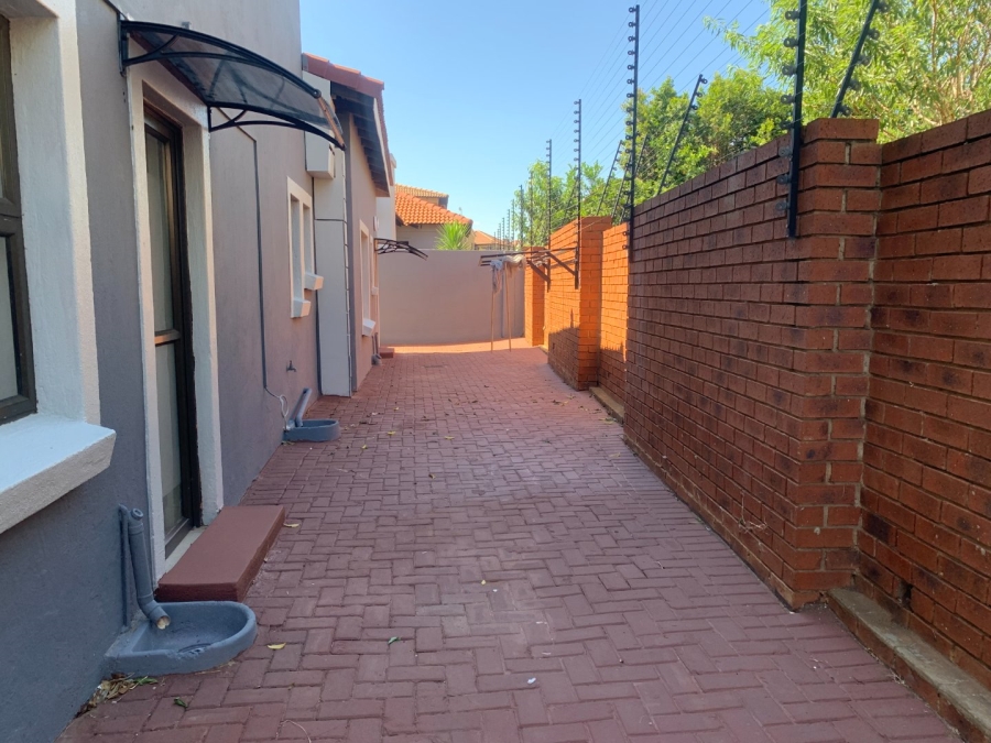 To Let 4 Bedroom Property for Rent in Monavoni Gauteng