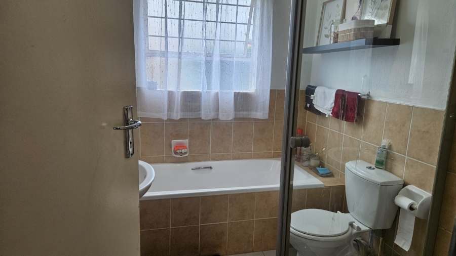 To Let 3 Bedroom Property for Rent in Heuwelsig Estate Gauteng