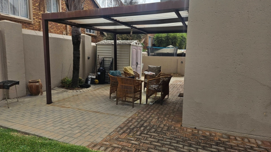 To Let 3 Bedroom Property for Rent in Heuwelsig Estate Gauteng