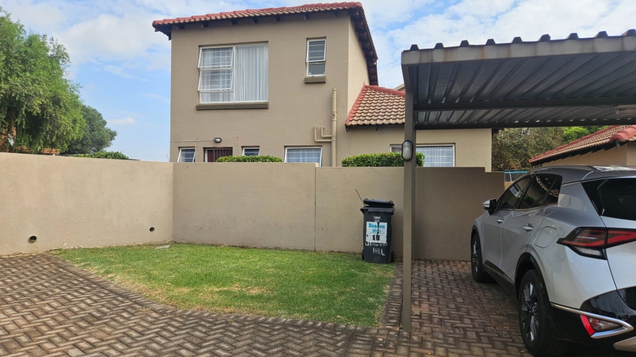 To Let 3 Bedroom Property for Rent in Heuwelsig Estate Gauteng