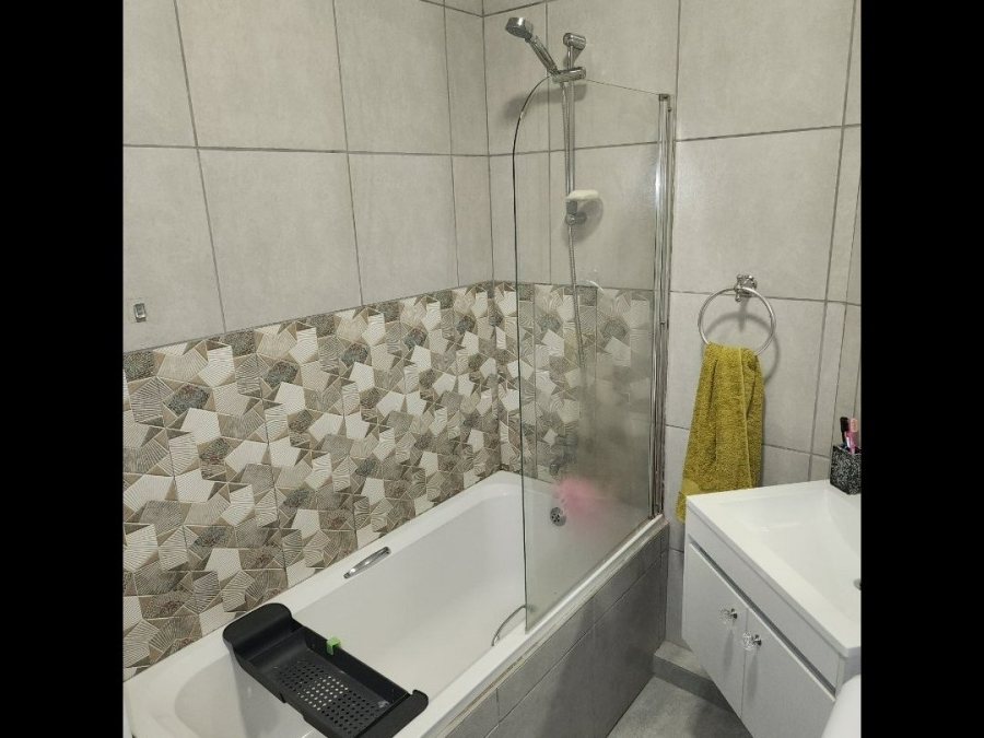 2 Bedroom Property for Sale in Eldoraigne Gauteng