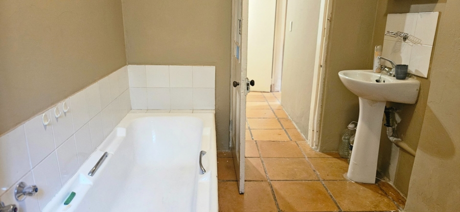 1 Bedroom Property for Sale in Fontainebleau Gauteng