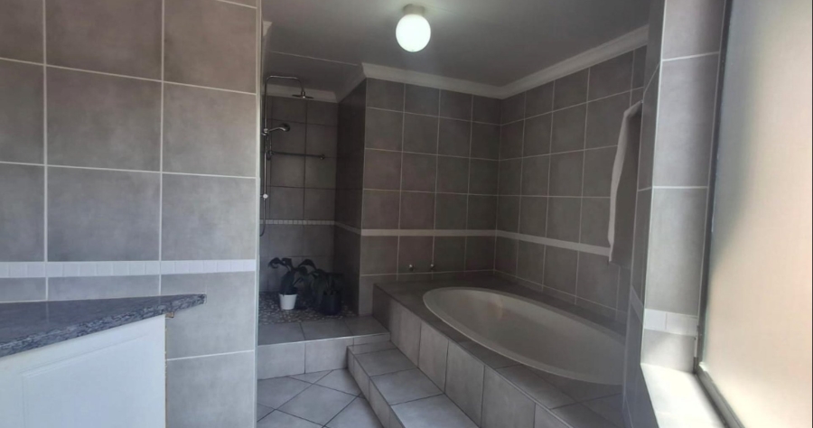 4 Bedroom Property for Sale in Kloofendal Gauteng