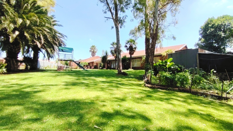 6 Bedroom Property for Sale in Kookrus Gauteng