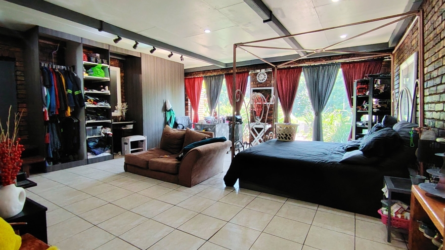 6 Bedroom Property for Sale in Kookrus Gauteng