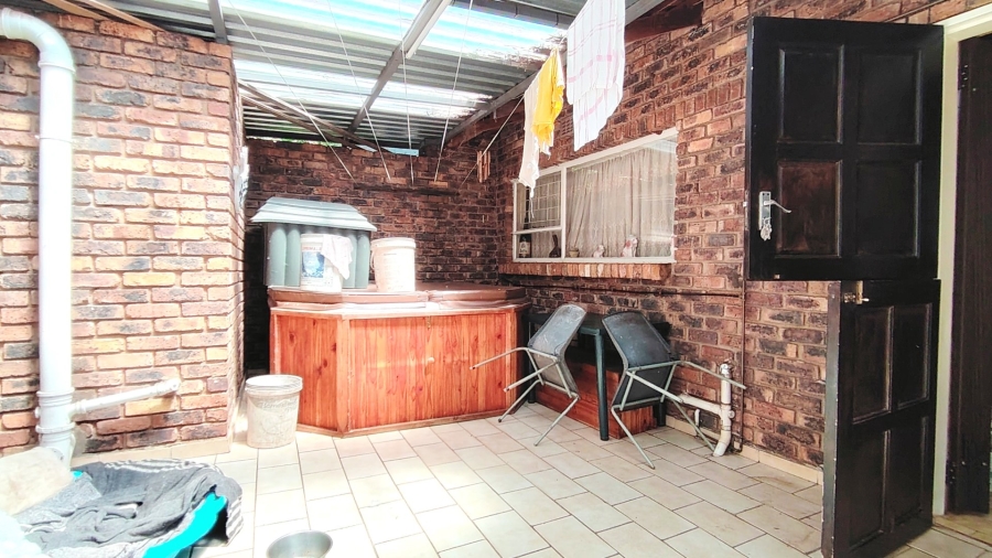 6 Bedroom Property for Sale in Kookrus Gauteng