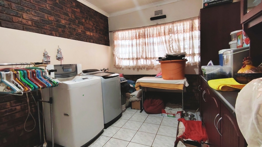 6 Bedroom Property for Sale in Kookrus Gauteng