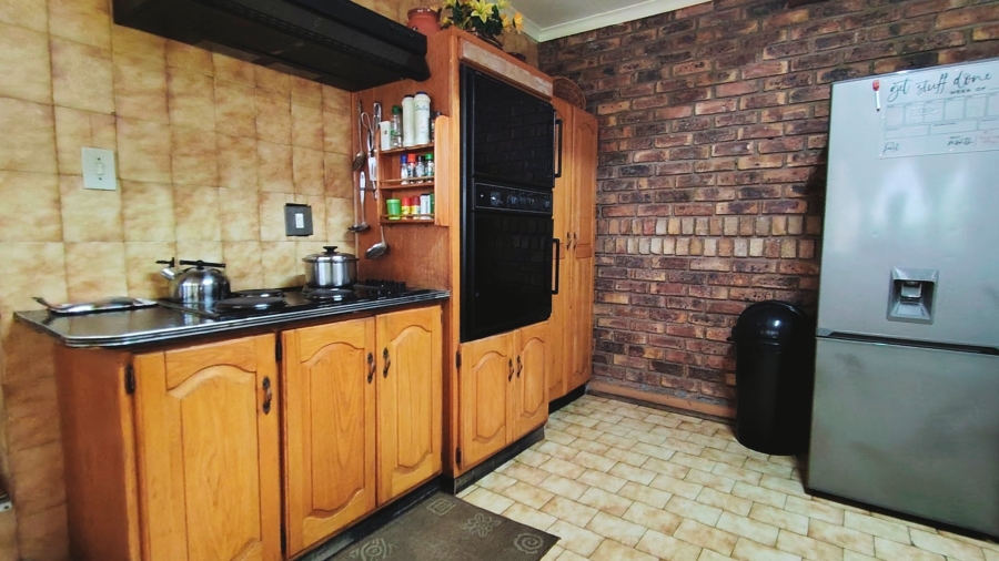 6 Bedroom Property for Sale in Kookrus Gauteng