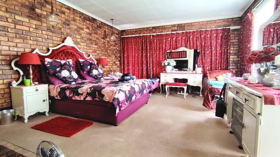 6 Bedroom Property for Sale in Kookrus Gauteng