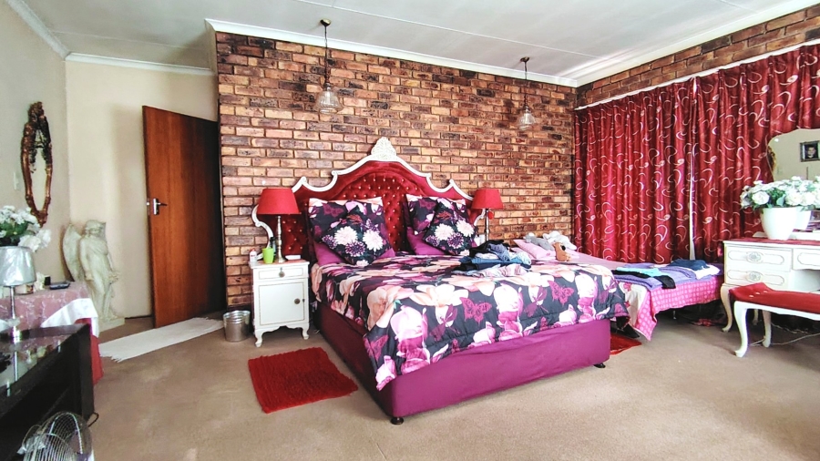 6 Bedroom Property for Sale in Kookrus Gauteng