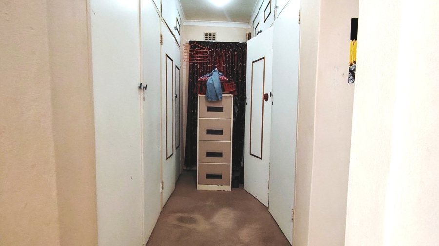 6 Bedroom Property for Sale in Kookrus Gauteng