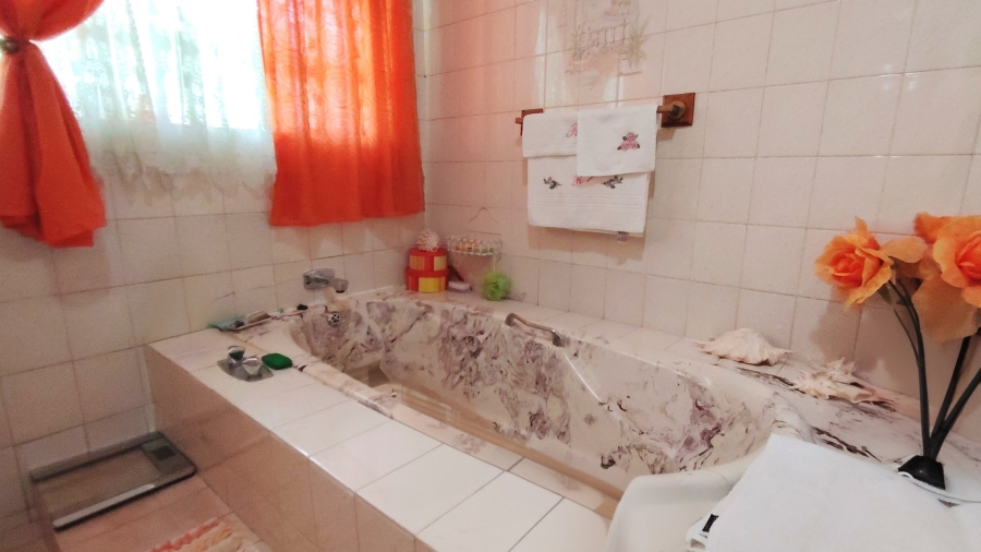 6 Bedroom Property for Sale in Kookrus Gauteng