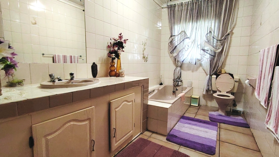 6 Bedroom Property for Sale in Kookrus Gauteng