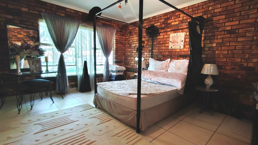6 Bedroom Property for Sale in Kookrus Gauteng