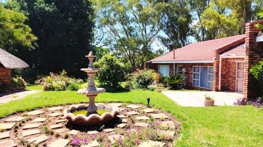 6 Bedroom Property for Sale in Kookrus Gauteng