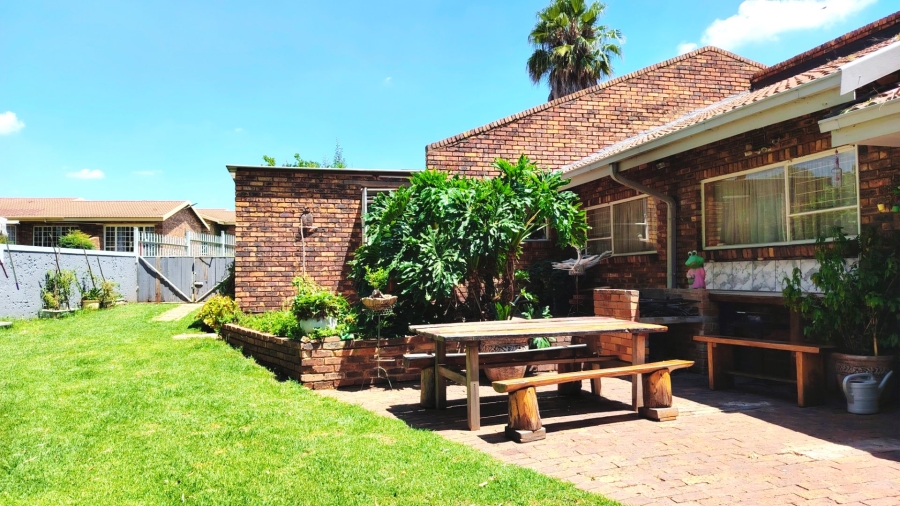 6 Bedroom Property for Sale in Kookrus Gauteng