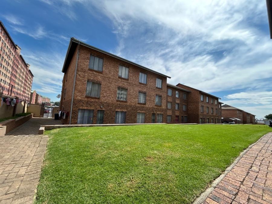 2 Bedroom Property for Sale in Grand Central Gauteng