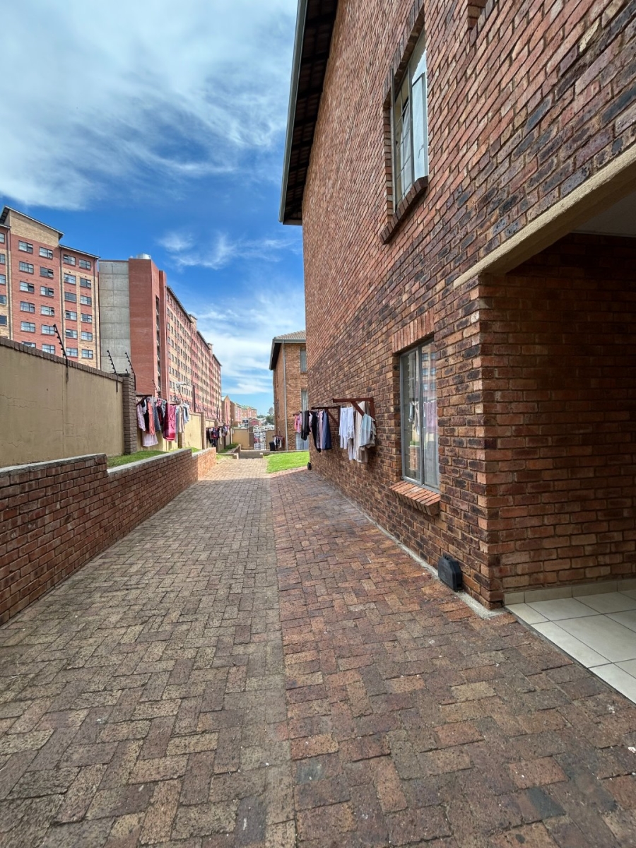 2 Bedroom Property for Sale in Grand Central Gauteng