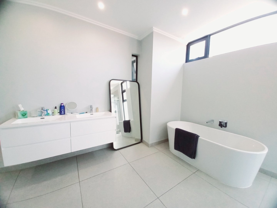  Bedroom Property for Sale in Morningside Manor Gauteng