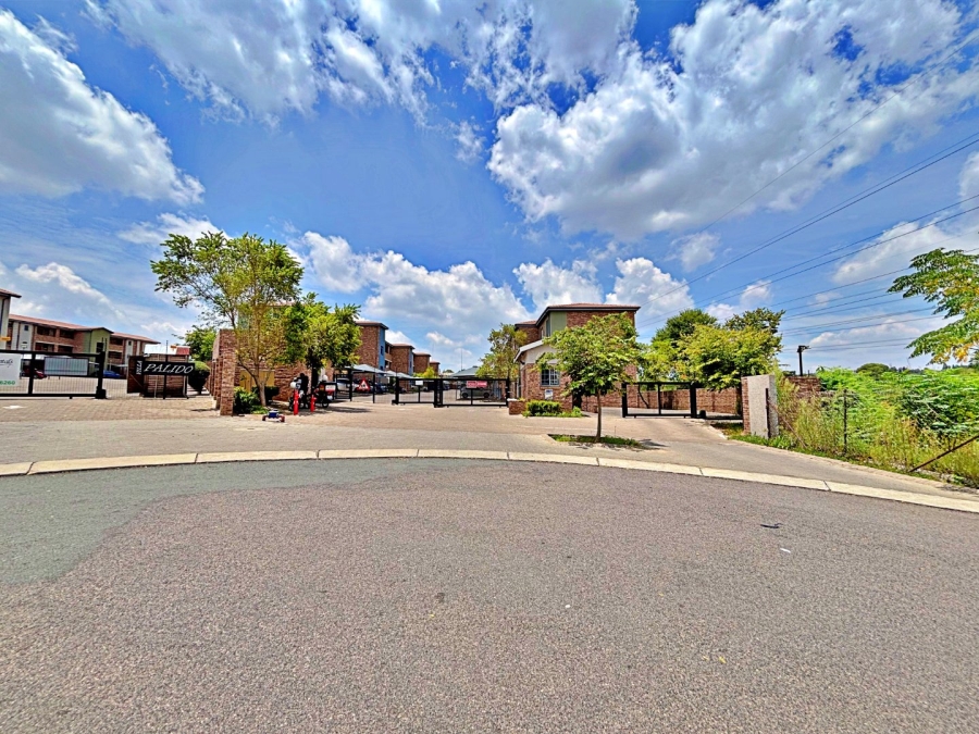 2 Bedroom Property for Sale in Rooihuiskraal North Gauteng