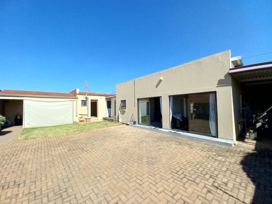 4 Bedroom Property for Sale in Wannenburghoogte Gauteng