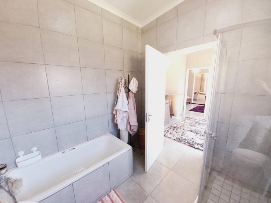 4 Bedroom Property for Sale in Wannenburghoogte Gauteng