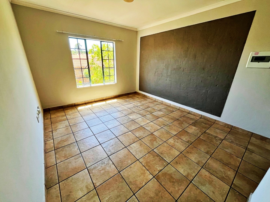 2 Bedroom Property for Sale in Rooihuiskraal North Gauteng