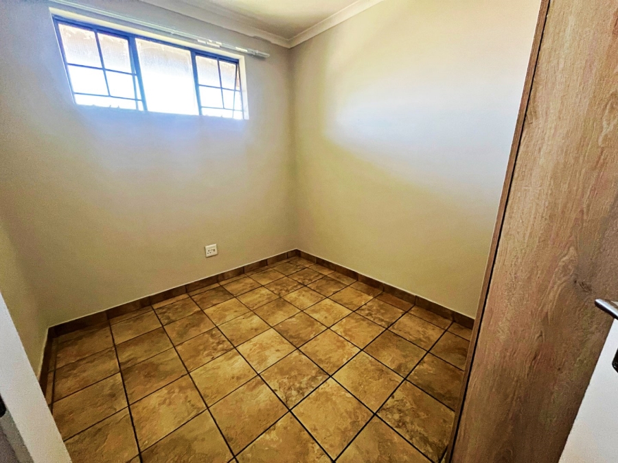 2 Bedroom Property for Sale in Rooihuiskraal North Gauteng