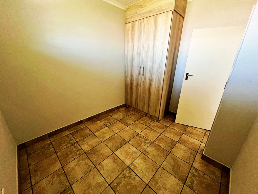 2 Bedroom Property for Sale in Rooihuiskraal North Gauteng
