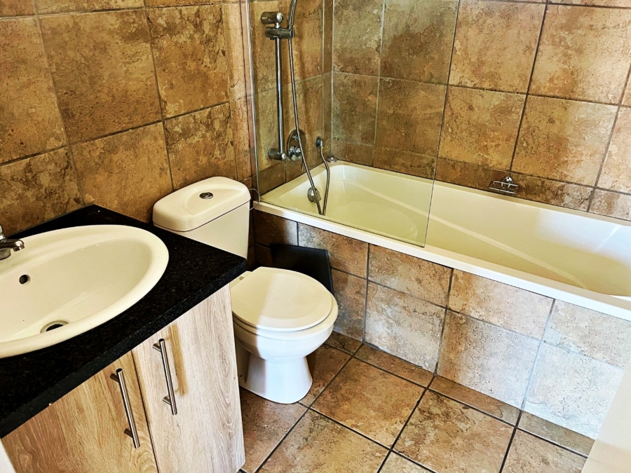 2 Bedroom Property for Sale in Rooihuiskraal North Gauteng